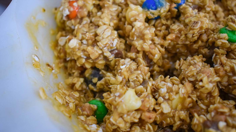 Image of Mix oats with baking soda then combine with peanut butter mixture. Then fold in mixed baking chips.