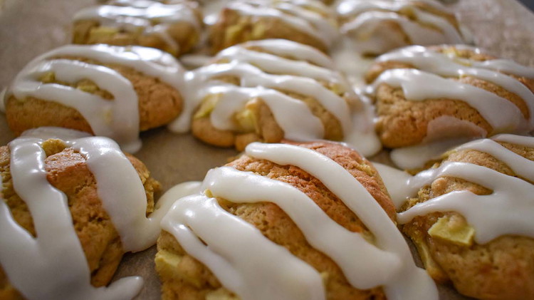 Image of Frost the cookie with icing while still warm.