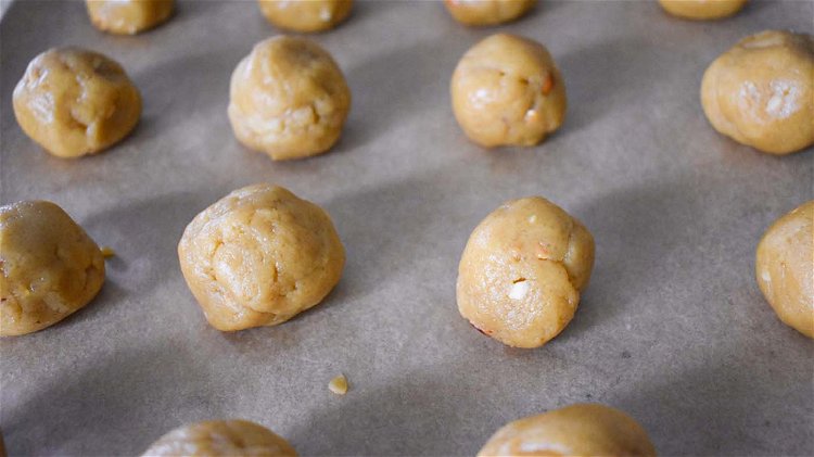 Image of Roll teaspoons size dough balls.