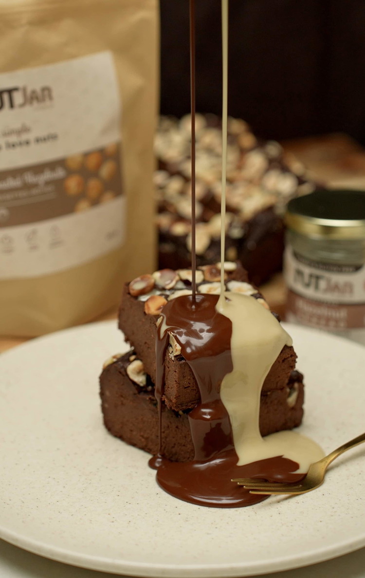 Image of After baking, cool completely for 1 hour, pour over chocolate or ganache (chocolate + coconut cream) and, if desired, decorate with berries.