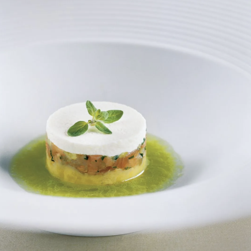 Fischtatar Vom Frischen Hering Auf Stampfkartoffeln Und Kopfsalat-Vinaigrette