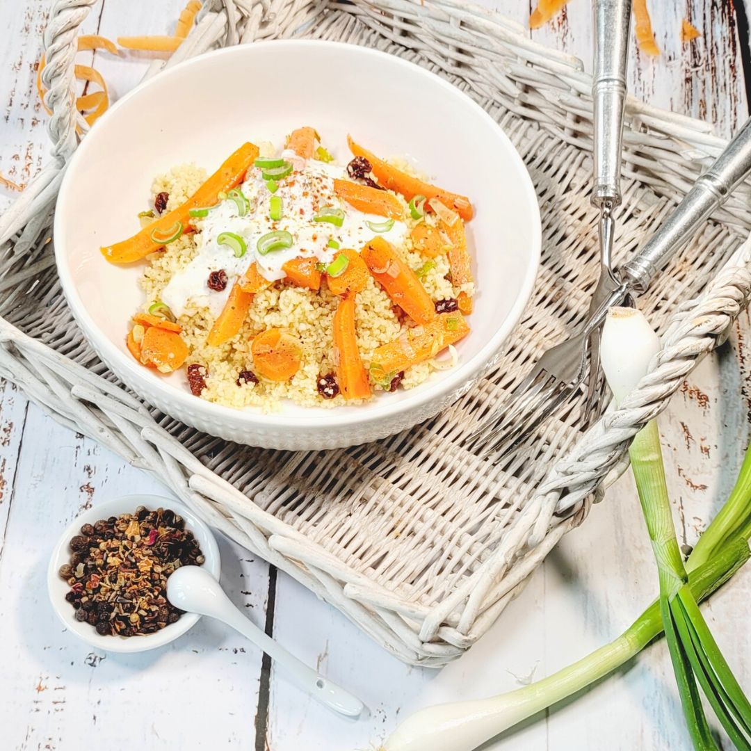 Couscous mit Ras el Hanout-Karotten & Joghurtdip, orientalisch & vegetarisch