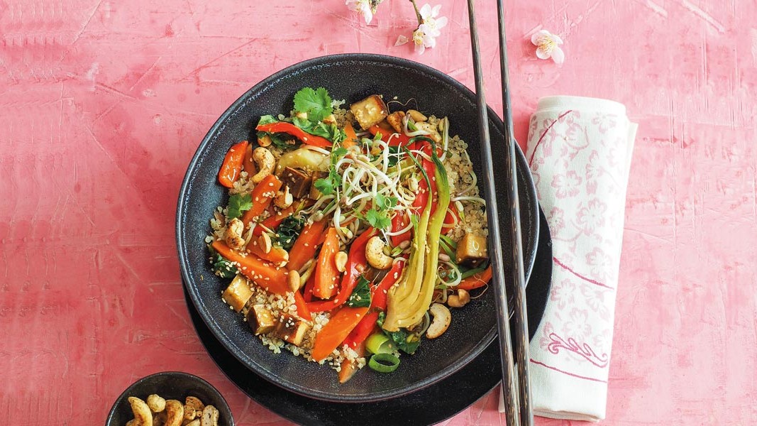 Image of Gemüse-Wok mit Mungbohnensprossen, Quinoa und würzigem Nuss-Topping