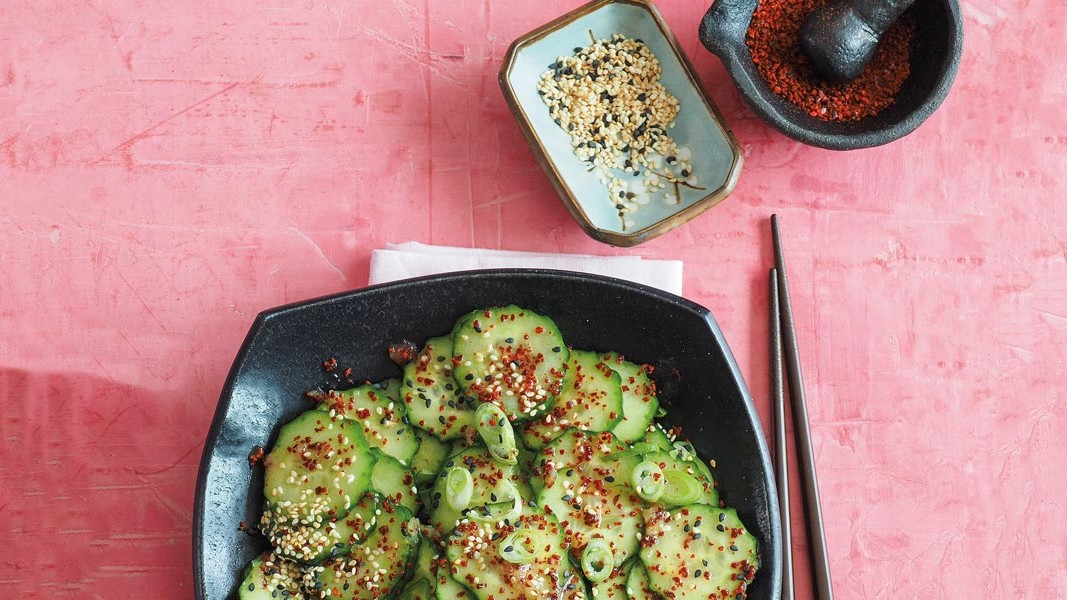 Image of Schnelles Gurken-Kimchi mit geröstetem Sesam (Oi Kimchi)