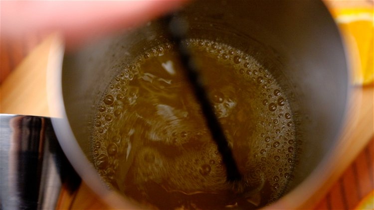 Image of Zunächst wird der Champagner mit dem Orangensaft verrührt und in...