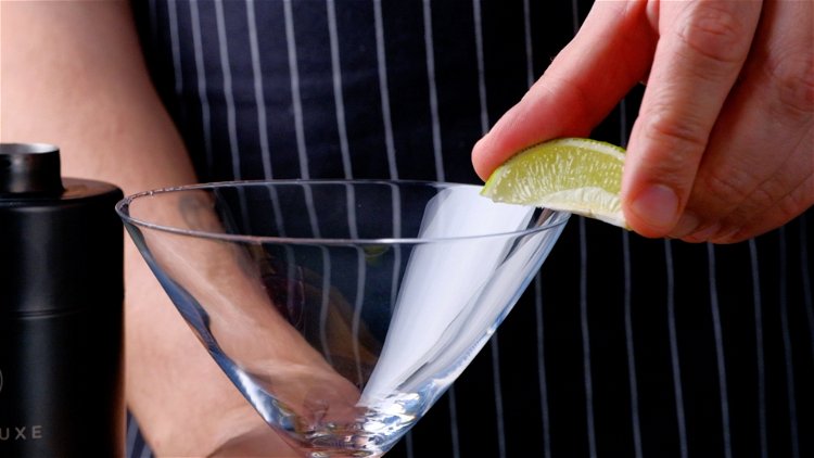 Image of Der Rand des vorgekühlten Glases wird mit einer Limettenscheibe abgerieben.