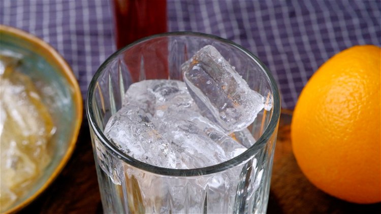 Image of Als erstes wird das Glas mit den Eiswürfeln befüllt.