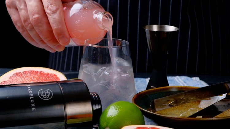 Image of Abschließend wird das Glas mit der Grapefruit-Limonade aufgefüllt und mit...