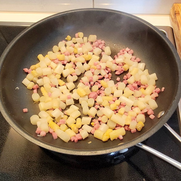 Image of Die bissfest gegarten Spargelstücke absieben und mit den Speckwürfeln noch etwas anbraten lassen