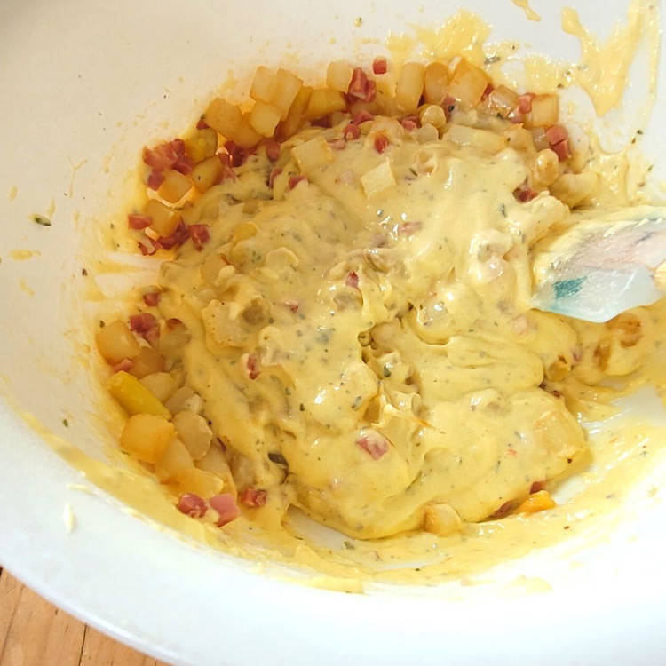 Image of Jetzt kannst du die Spargel und den Speck zu dem Teig geben und vermengen