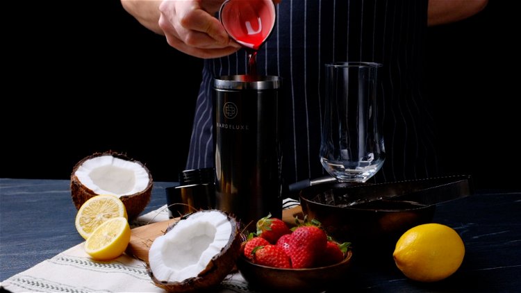 Image of Der Rum wird mit dem Ananas- und Zitronensaft, dem Erdbeer-...