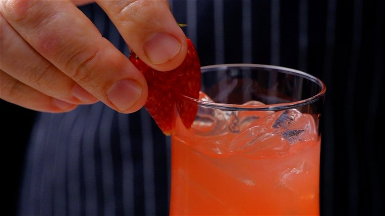Image of Abschließend wird das Glas mit einer Erdbeere garniert.