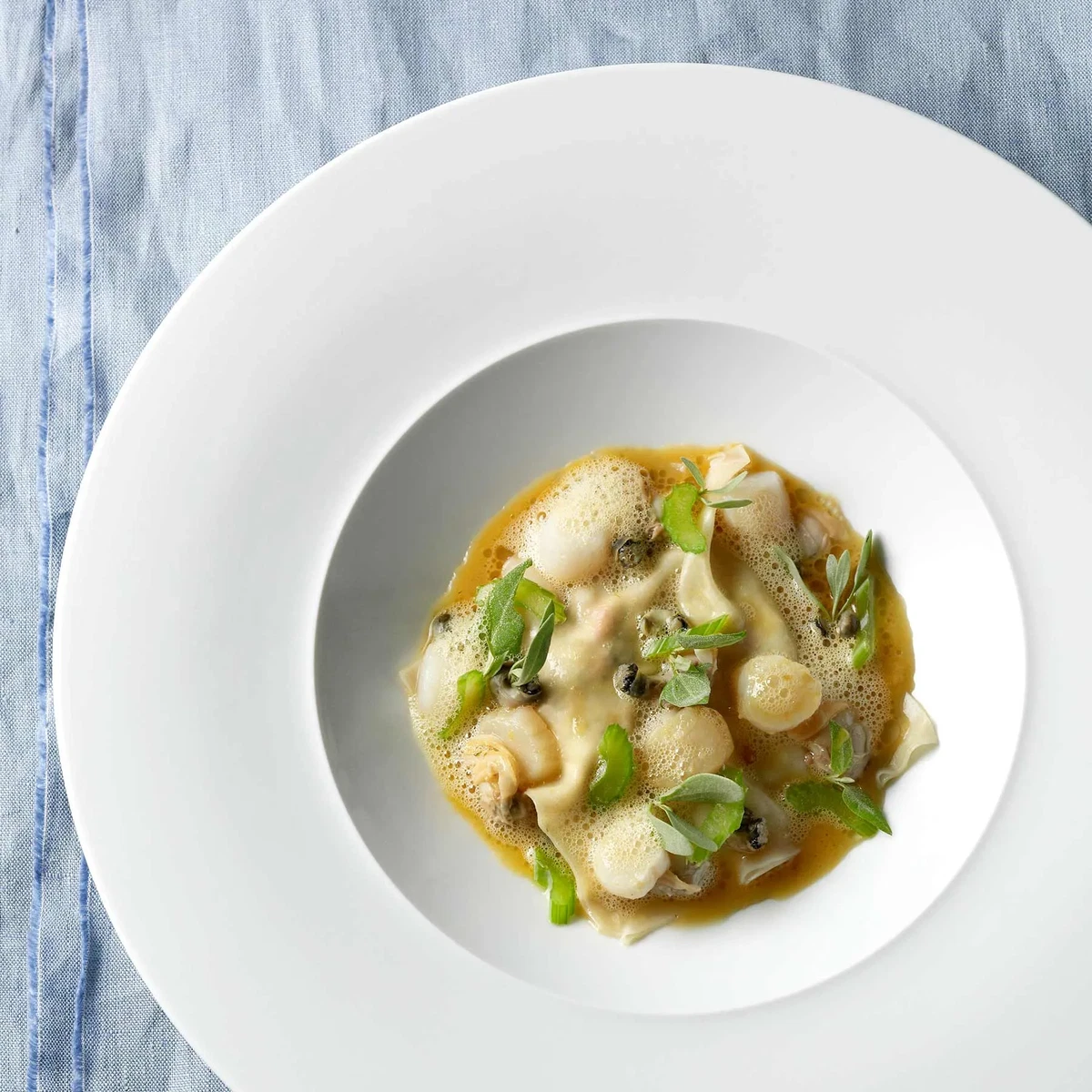 Frische Ravioli mit Meeresfrüchten und Strandportulak