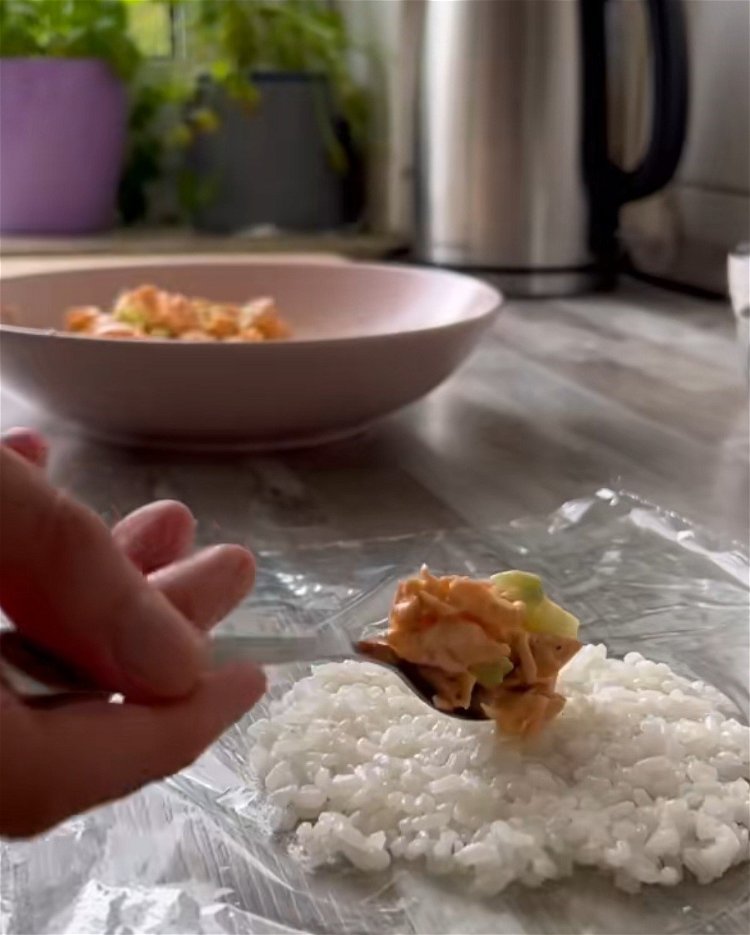 Image of Auf einem Stück Frischhaltefolie 1-2 Esslöffen Reis platt drücken und...