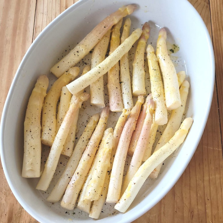 Image of Mit einem Backpinsel den Spargel von allen Seiten gut mit der zerlassenen Butter einpinseln