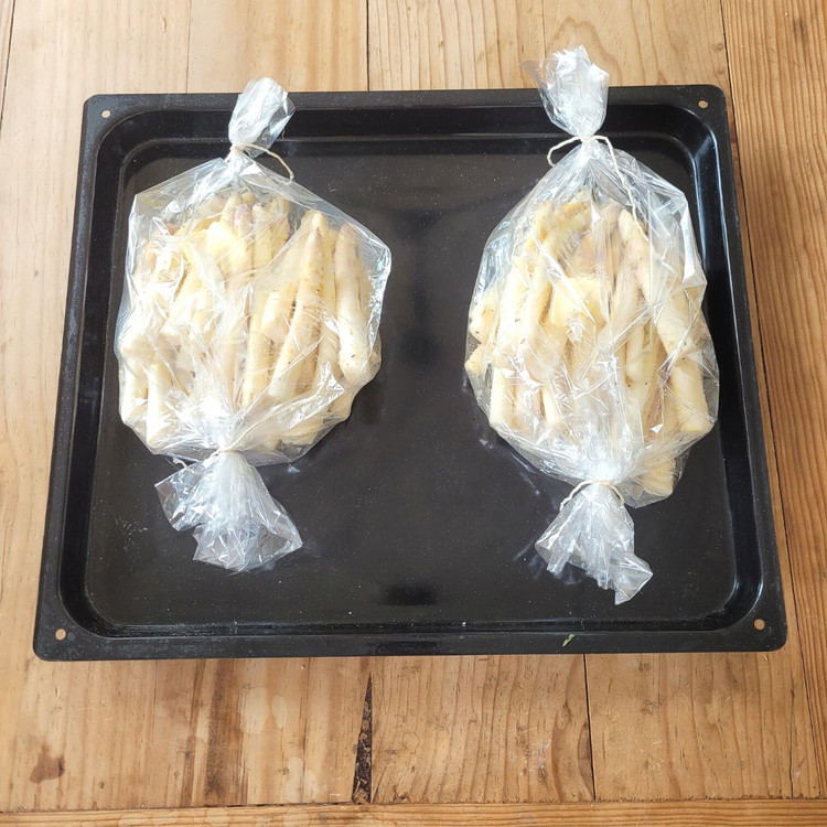 Image of Hast du den Spargel im Bratschlauch parkiert, bindest du das zweite Ende mit Küchengarn zu.