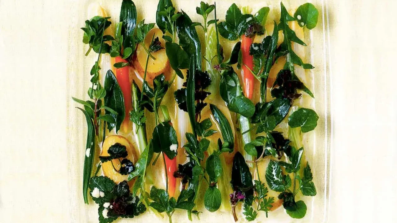 Image of Wiesenkräuter-Salat mit Dressing und Frühlingsgemüse