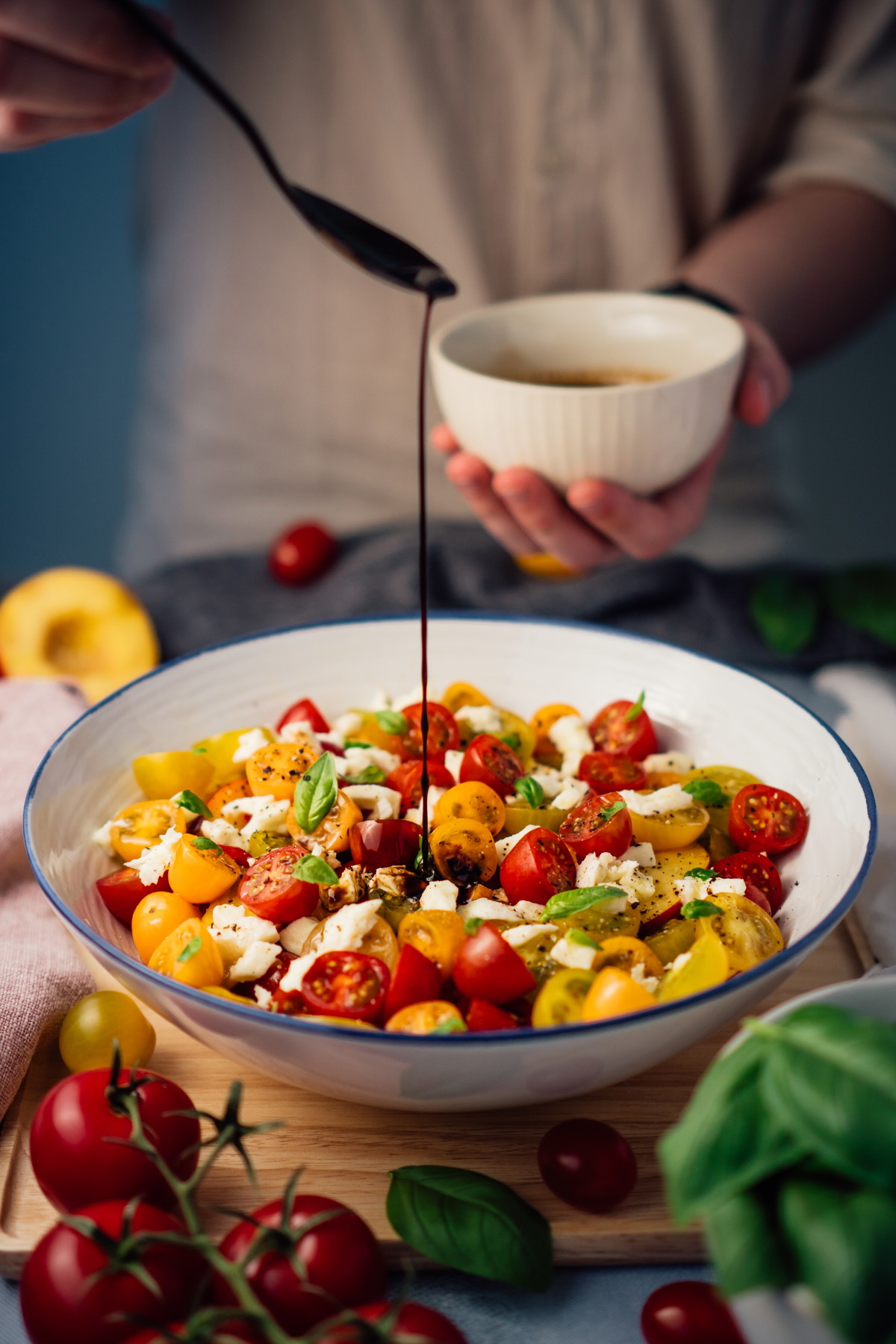 Salada caprese com tomates cherry