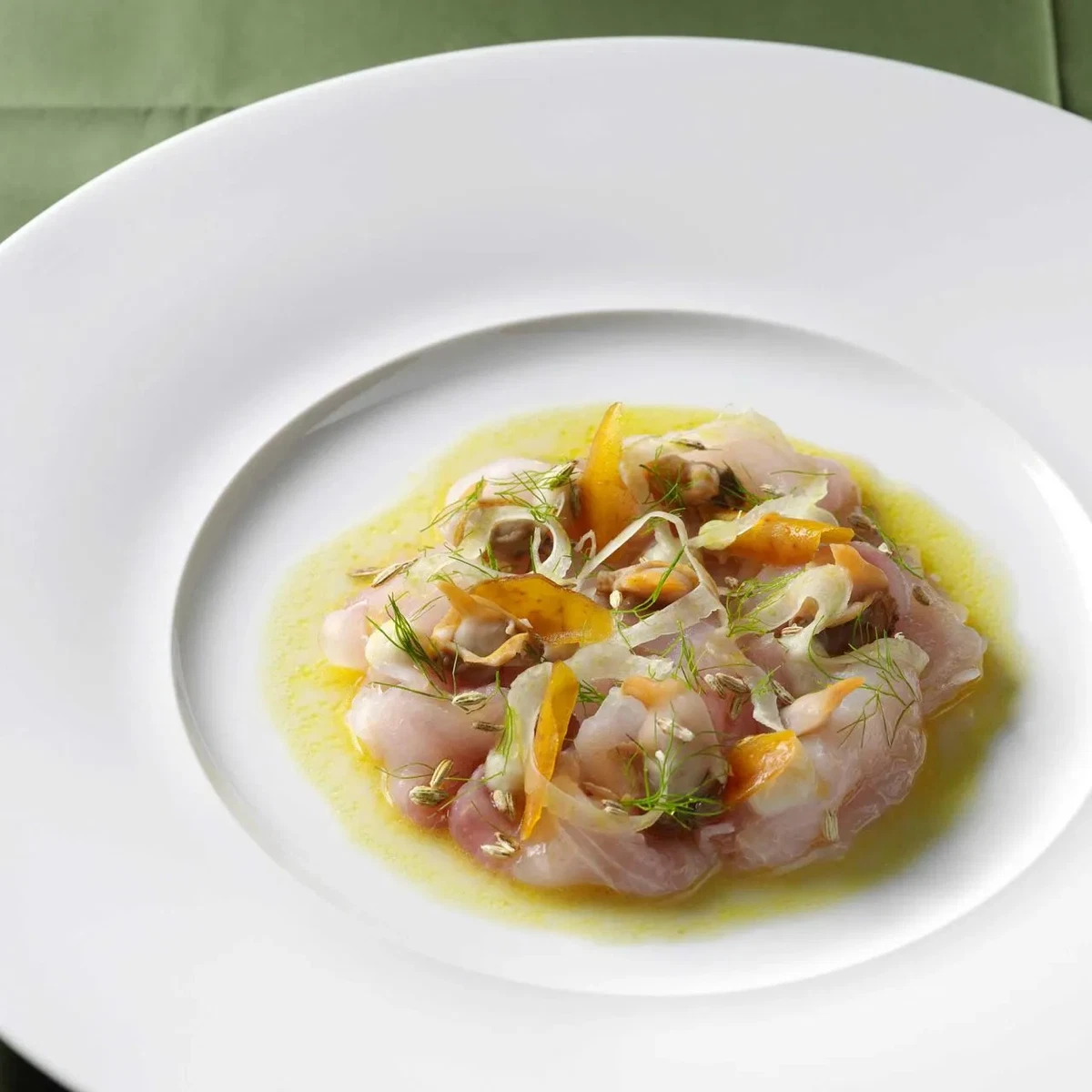 Marinierte Meeräschenfilets mit Herzmuscheln, Fenchel und Bottarga