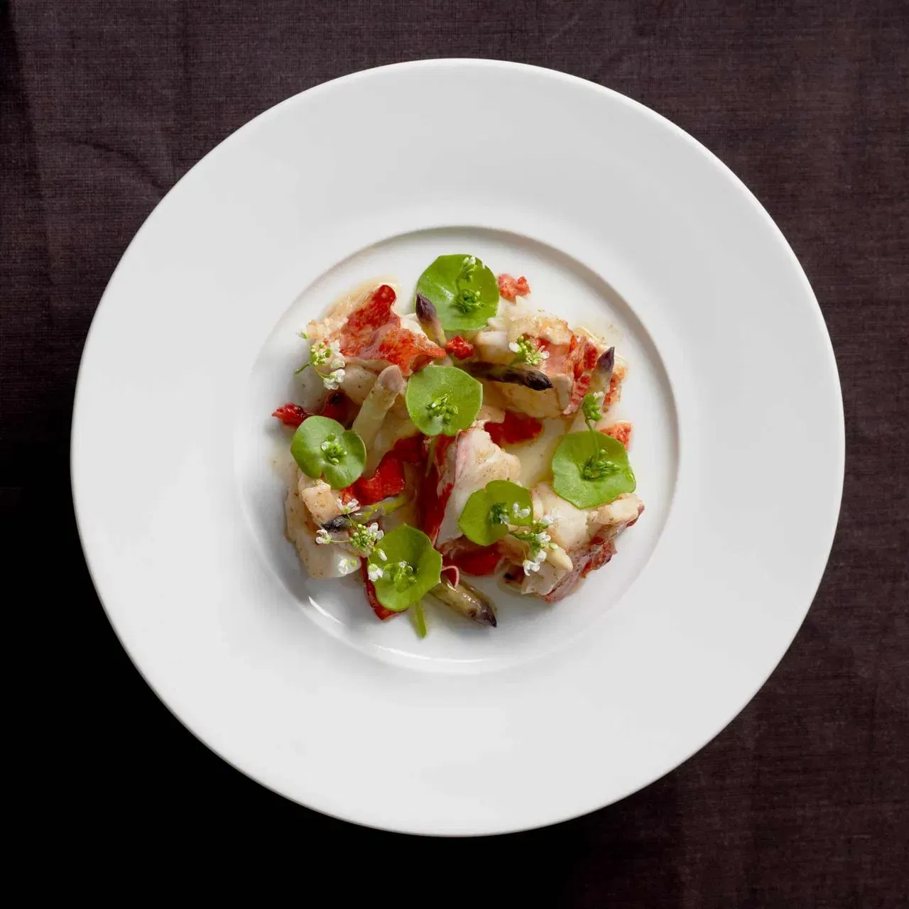 Gebratener Hummer Rezept mit gebratenem Spargel und Portulakblüten ...