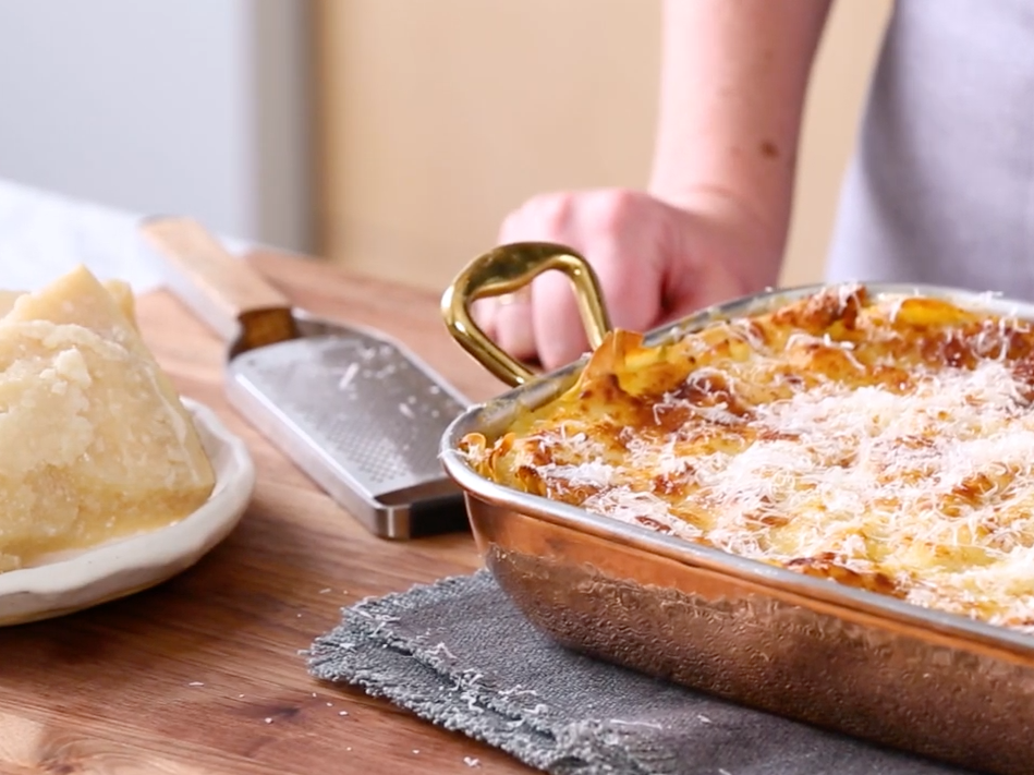 https://images.getrecipekit.com/20230522101809-lasagne-20alla-20bolognese_recipe_ruffoni.png?aspect_ratio=4:3&quality=90&