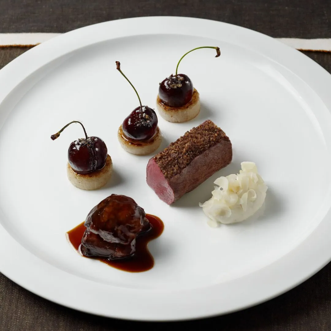 Maibock-Rezept mit Rettich, Pfefferkirschen und Mandelcreme