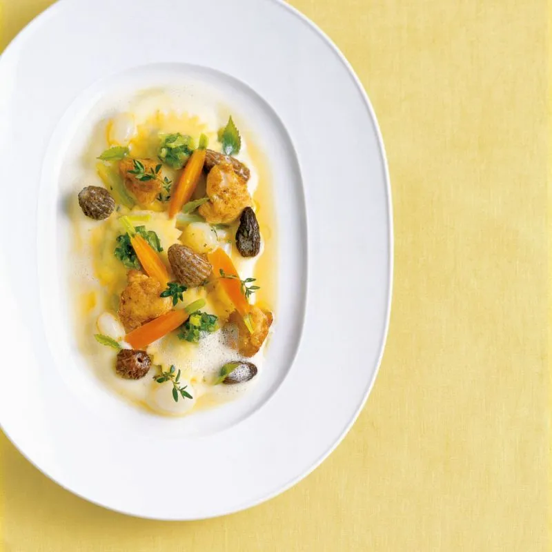 Ravioli mit Schluppen-Gemüse, Kalbsherzbries und Morcheln
