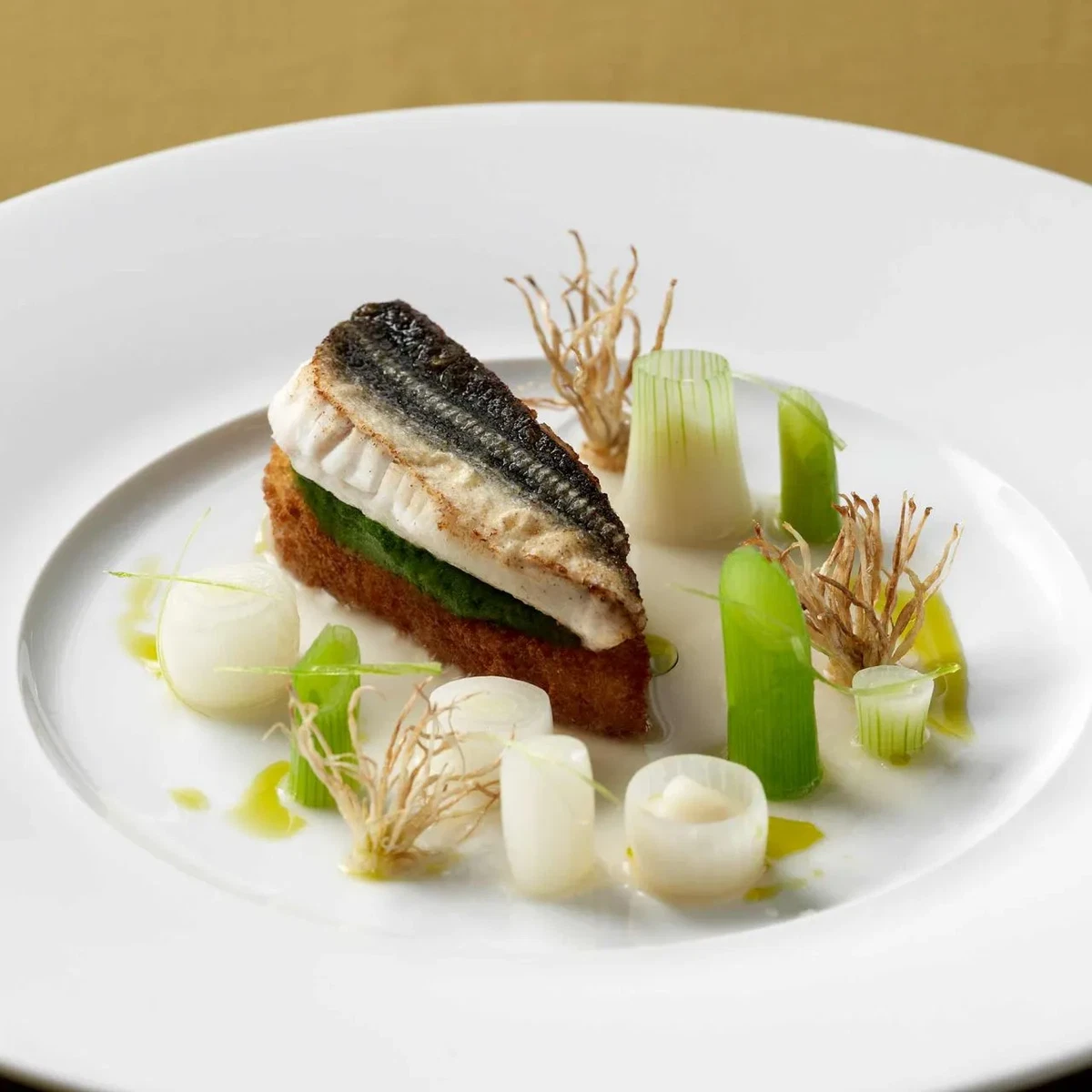 Knurrhahnfilet mit Frühlingslauch und Kartoffelbrot