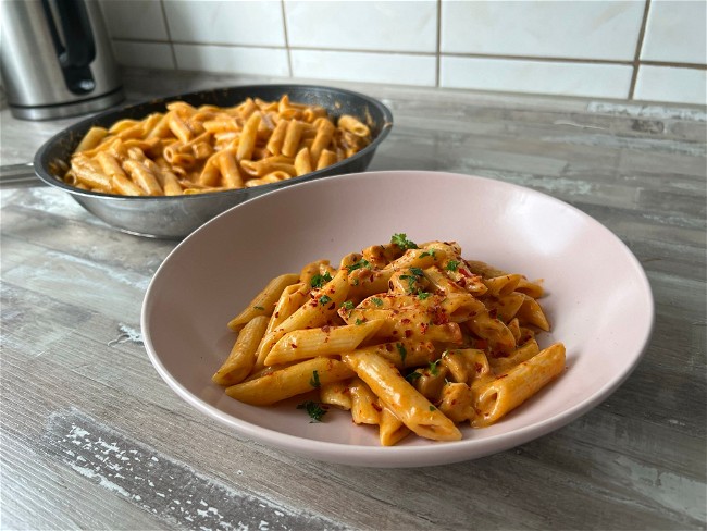 Image of Rote Pesto Nudeln mit Hähnchen