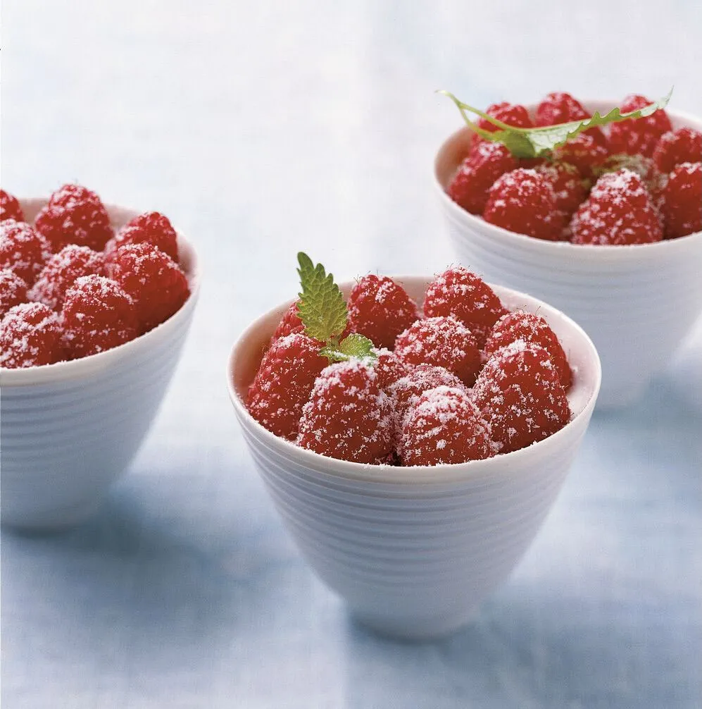 Dessert mit Himbeeren, geeistem Champagner-Sabayon und Melisse