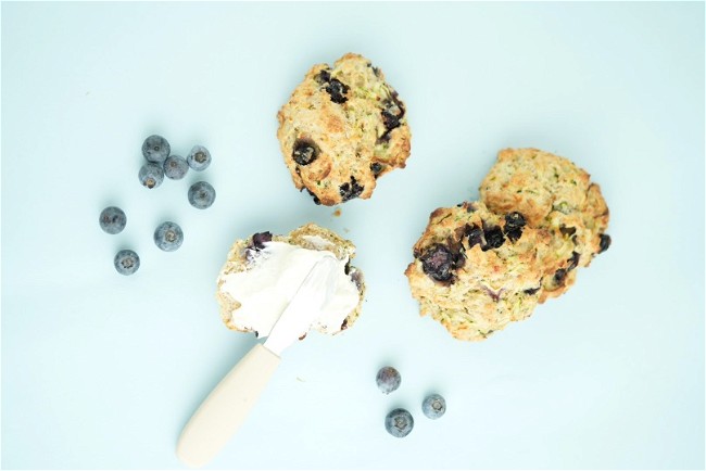 Image of Scones med zucchini och blåbär