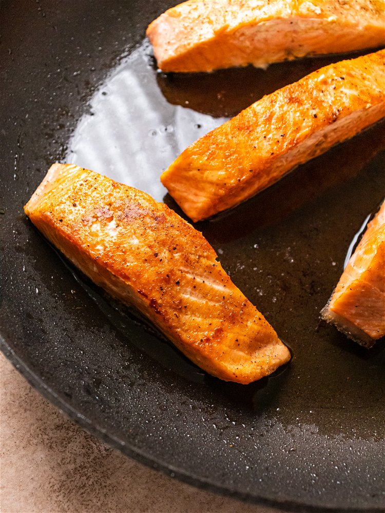 Image of Season salmon with salt, pepper and garlic powder. Heat olive...