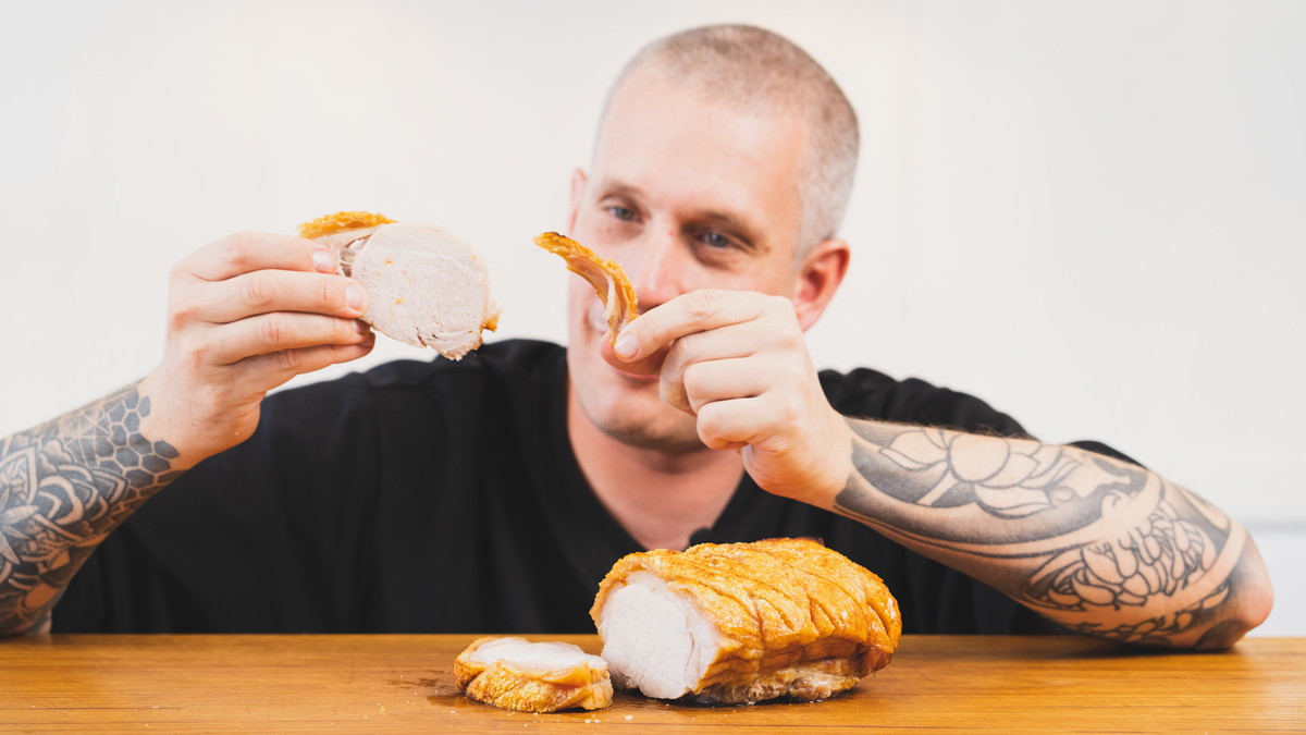 Roast pork loin with crackling, red cabbage and apple butter