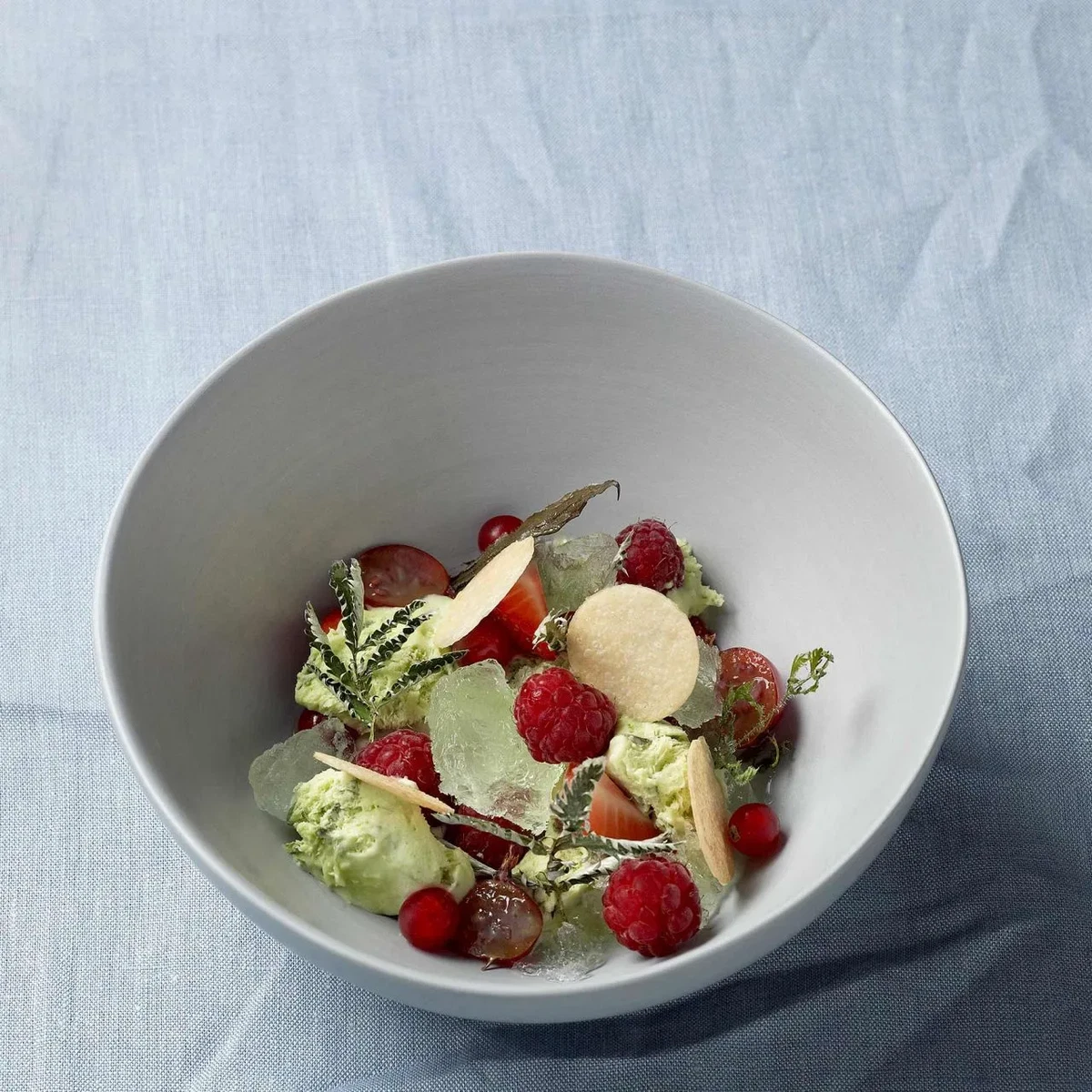 Dessert mit geeisten Kräutern und Sommerbeeren