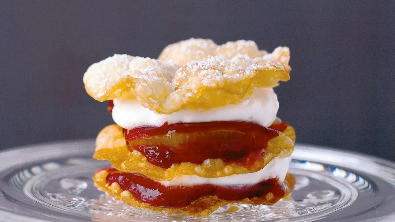 Image of Dessert mit frischen Pflaumen: Friesenschnitten à la King