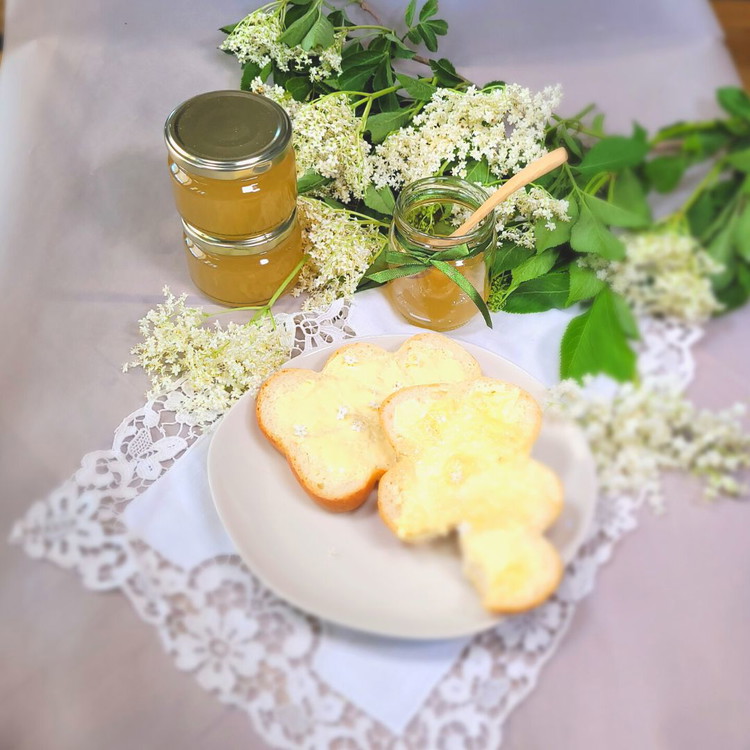 Image of Gelierprobe machen. Gib eine paar Tropfen Gelee auf einen Teller. Halte den Teller schräg. Der Tropf sollte sehr träge nach unten kullern. Dann ist der Gelee bereit zum abfüllen in saubere Gläser. 
