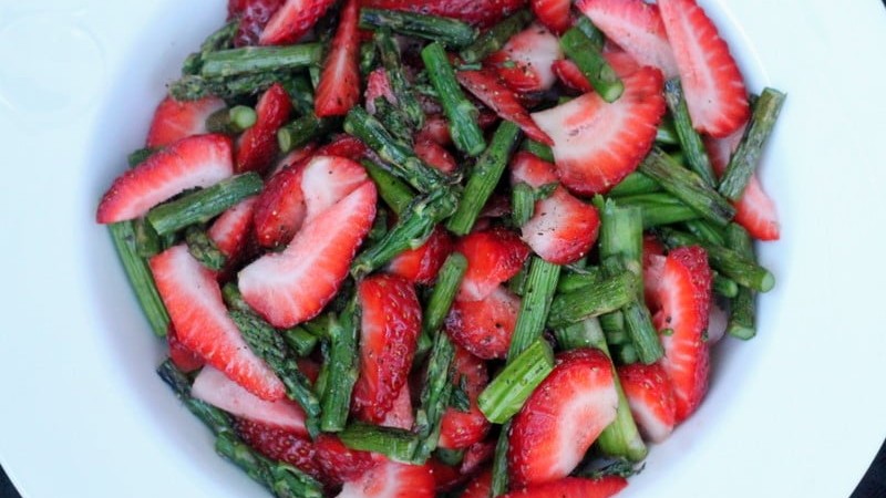 Image of Asparagus with strawberries and Raspberry Balsamic