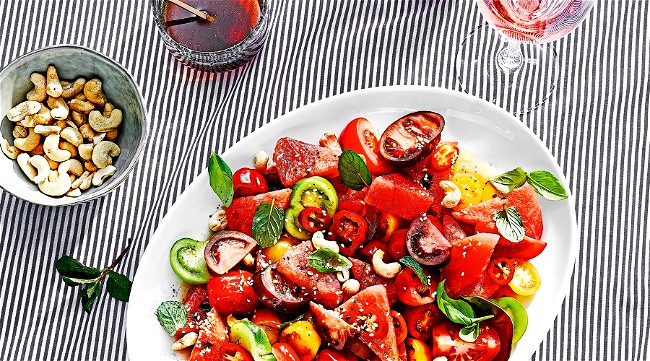 Image of Wassermelonensalat mit Tomaten und Minze - Veganes Rezept