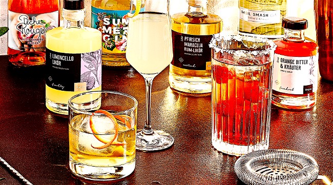 Image of Sundowner Cocktail: Ein erfrischendes Mixgetränk für den perfekten Sonnenuntergang