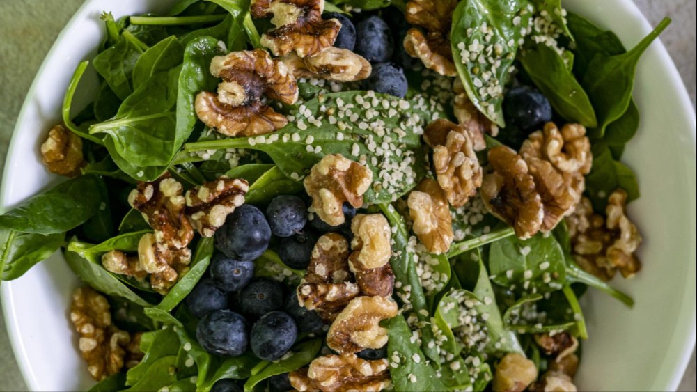 Image of Spinach salad with walnuts and hemp seeds