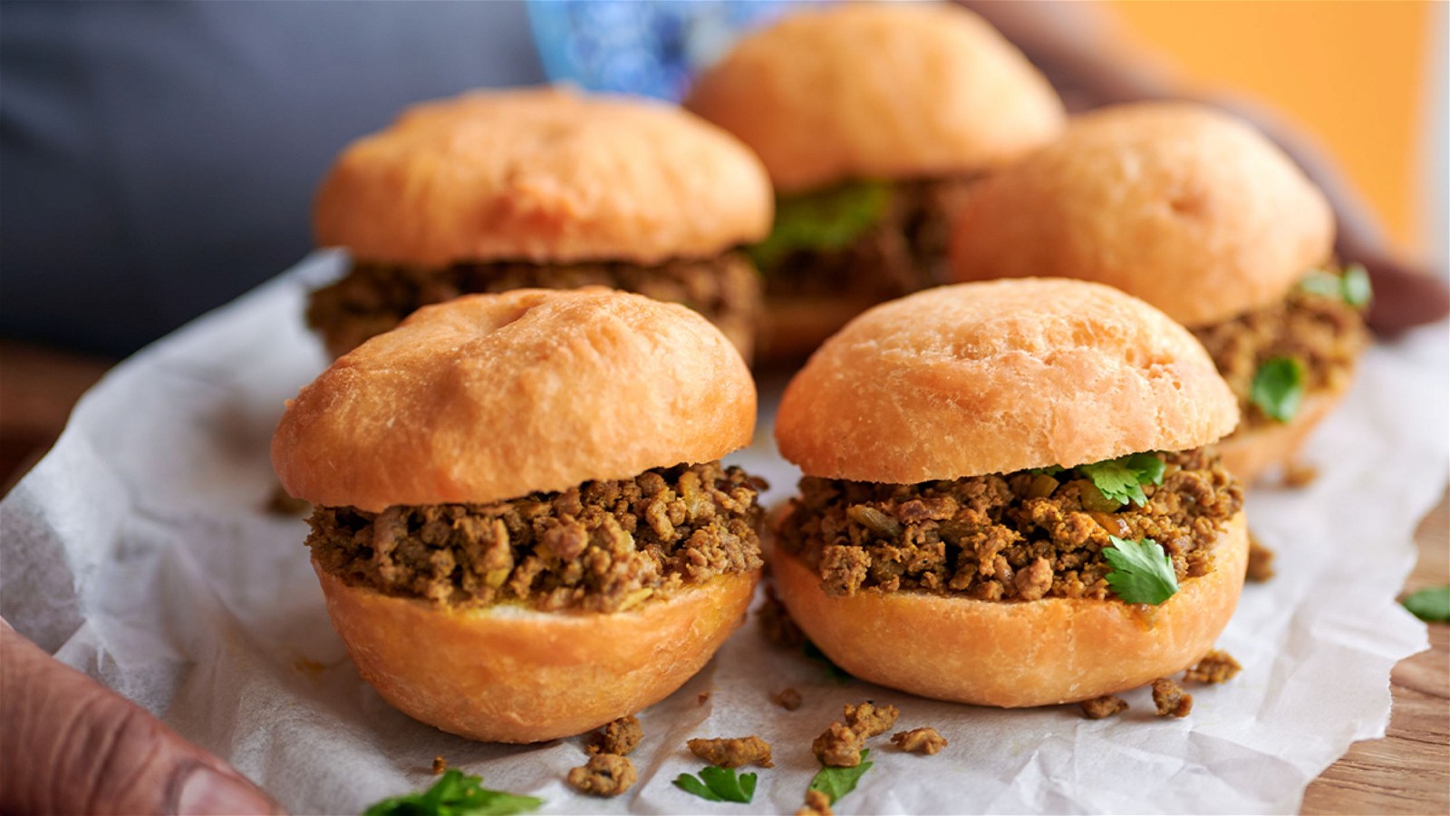 Image of Vetkoek – namibische Curry-Hack-Burger