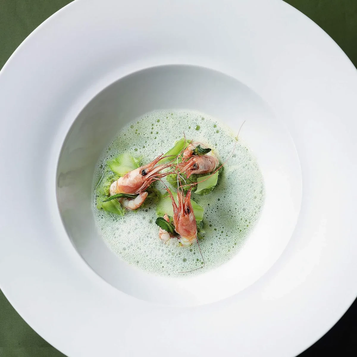 Brokkolisuppe mit Sahne und großen Krabben