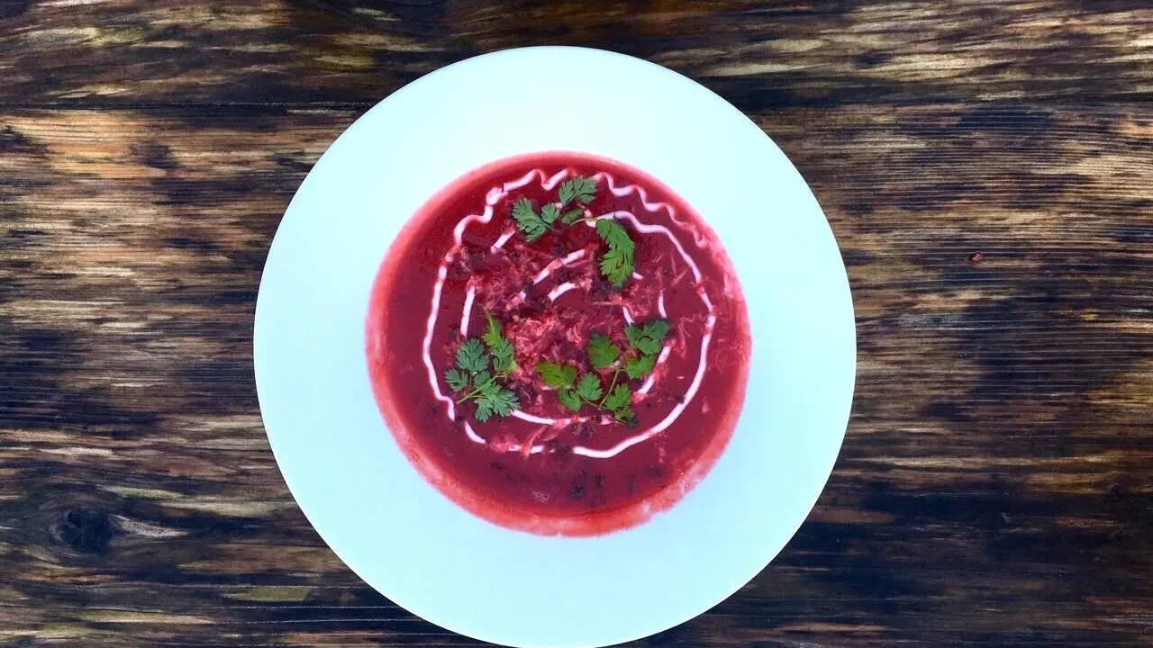 Image of Rote Beete Suppe mit geröstetem Pumpernickel