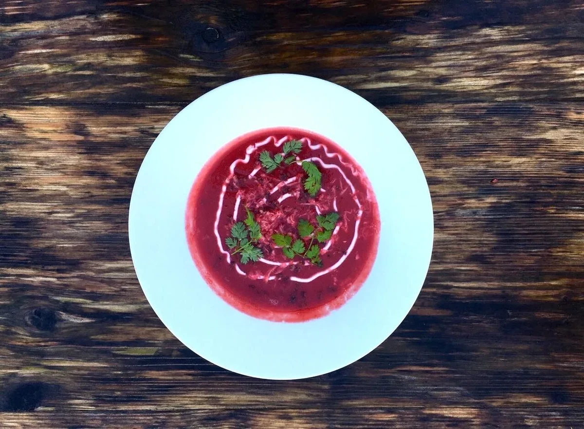 Rote Beete Suppe mit geröstetem Pumpernickel