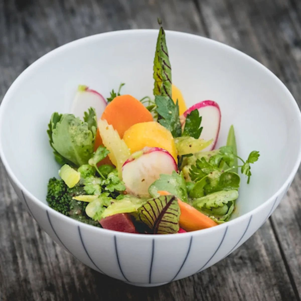 Bunter Gemüsesalat mit Ziegenfrischkäse und Gartenkräutern