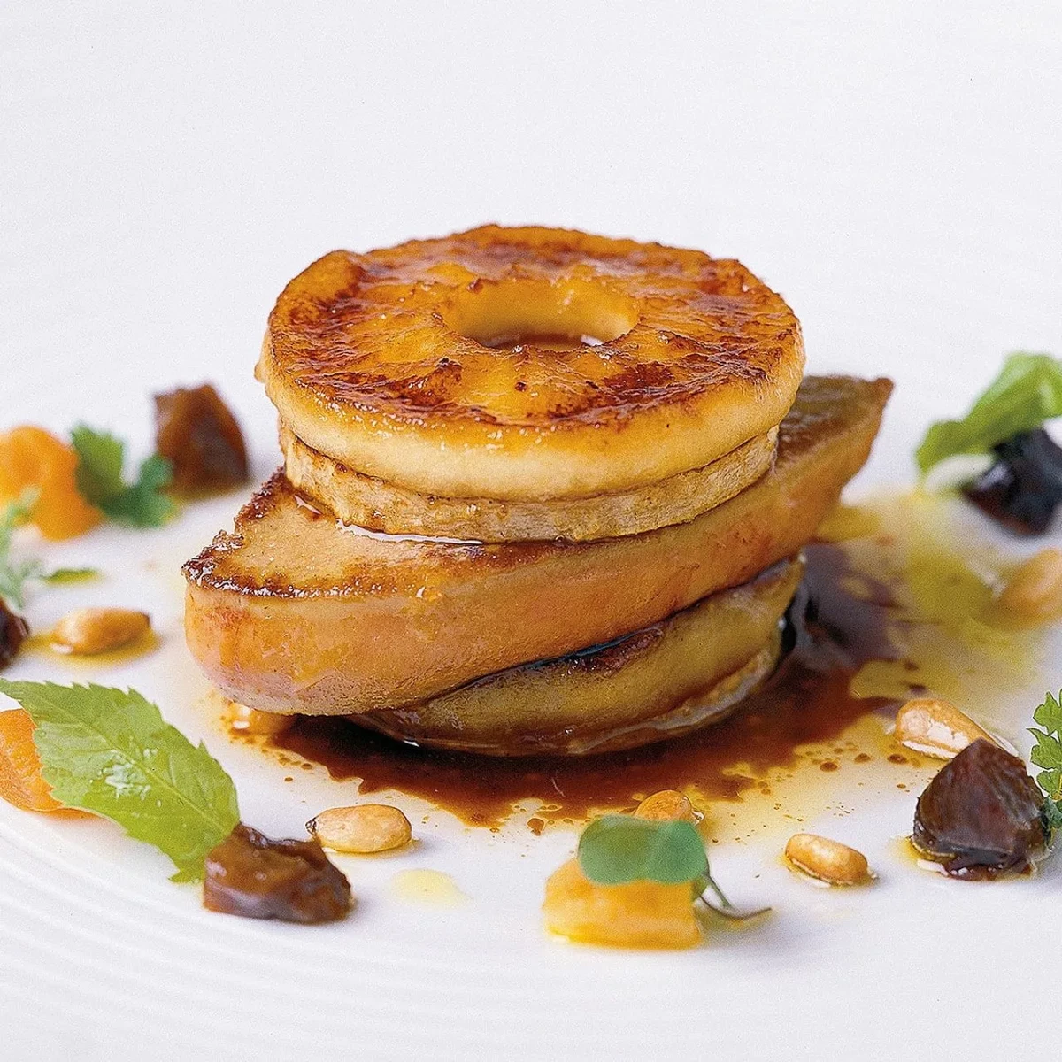 Apfel-Sellerie-Feuilleté mit gebratener Gänsestopfleber