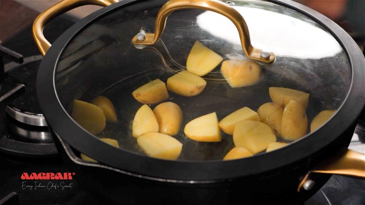 Image of Add lid and cook for 5 minutes