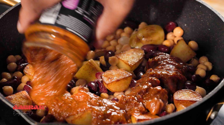 Image of Add the Balti sauce and 70ml water and stir