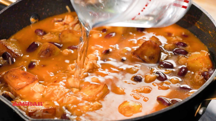 Image of Add 100ml water to the rice