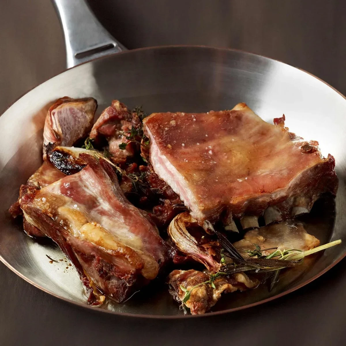 Lammbauch und -rippchen mit Kräutermarinade